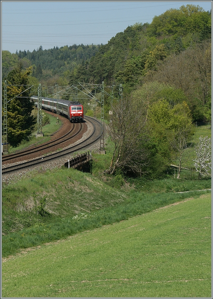 Eine unbekannte 120 erreicht mit ihre IC Stuttgart Zürich Engen.
22. April 2011