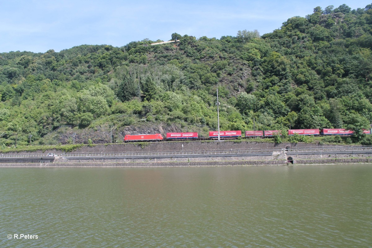 Eine Unbekannte 185 verlässt den Loreley Tunnel mit dem Winner-Spedition Wechselpritschenzug. 18.07.14