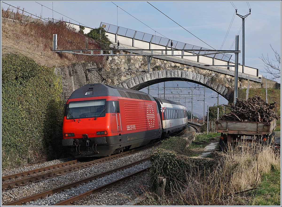 Eine unbekannte Re 460 schiebt ihren IR bei Cully Richtung Brig.
(Ende Jan. 2018)

