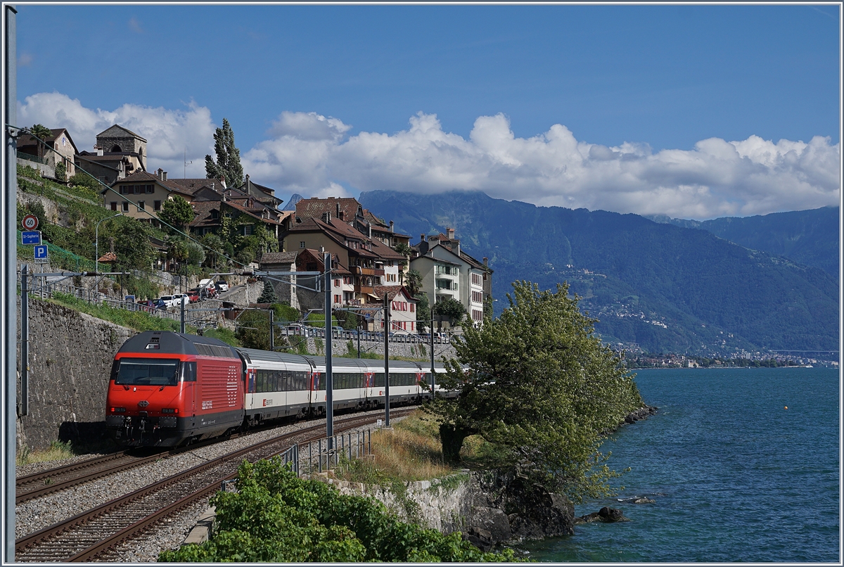 Eine unbekannte SBB Re 460 mit einem IR nach Brig bei St-Saphorin.
26. Augst 2018 