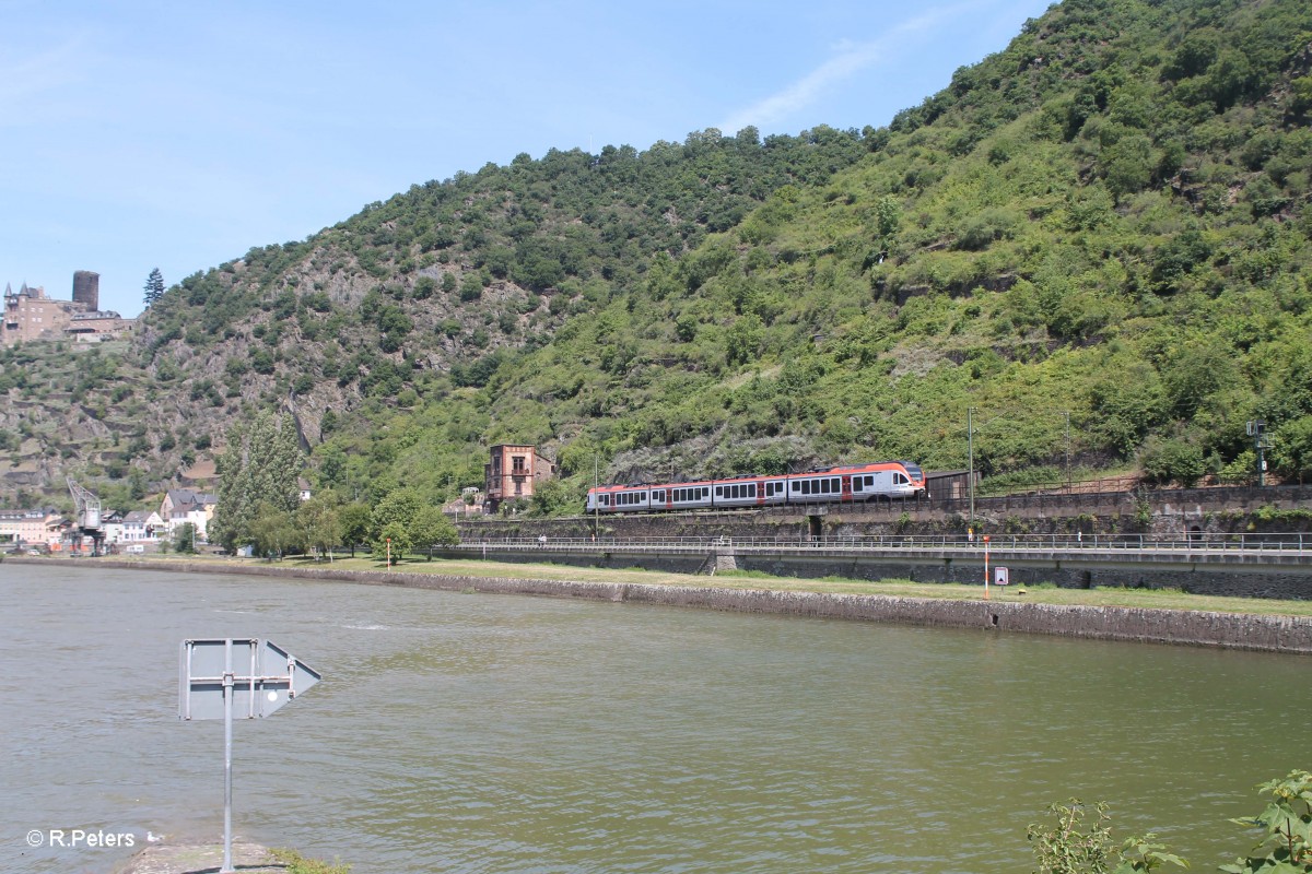 Eine Vias verlässt St.Goarshausen mit auf dem Weg nach Wiesbaden. 18.07.14