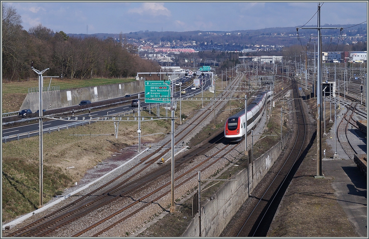Eine vorrangig dem Güterverkehr dienende Verbindungsstrecke nutzend, verkehren die  ICN Züge von Basel/St.Gallen - Biel - Genève direkt von Bussigny nach Lonay-Préveranges und sparen sich den  Umweg  via Lausanne und somit ein Kopmachen und gut 15 Minuten Fahrzeit.
Hier erreicht der ICN 620 von Basel nach Genève die Stammstrecke Lausanne - Genève bei Lonay-Preveragnes. Recht im Bild ist der Rangierbahnhof Lausanne Triage zu erkennen.
5. März 2014