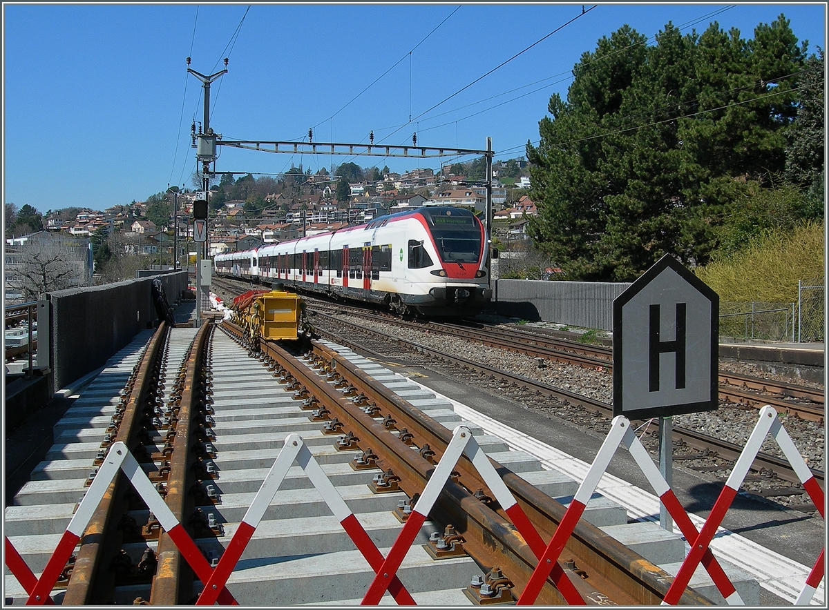 Eine Weiche wartet in Lutry auf den Einbau, während ein  Flirt  Richtung Villeneuve unterwegs ist. Ich hatte Glück, denn obwohl die Weiche etliche Tage hier lag, wurde sie noch in derselben Nacht eingebaut und der Bahnsteig ist seither wieder in der ganze Länge zum Fotografieren frei...
9. April 2015