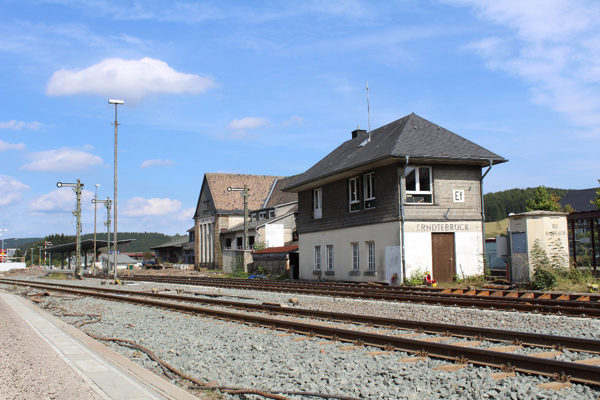 Eine weitere ra geht heute Abend zu Ende... Die Formsignale im Bahnhof Erndtebrck werden heute Nacht, vom Donnerstag, den 16.11.2017 auf den Freitag, 17.11.2017, abgerissen. Heute ist auch der Offiziell letzte Betriebstag des Stellwerks (Erndtebrck Fahrdienstleiter,  Ef ), hier auch im Bild zu sehen. Das Gebude bleibt allerdings weiterhin bestehen, nachdem beschlossen worden ist, die Bahnbergansanlagen noch nicht ans neue ESTW-A anzuschliessen, wird im Ef bis Anfang nchsten Jahres ein Schrankenwrter verweilen. Ich verweise an dieser Stelle mal scharf auf eine Dokumentation ber's Stellwerk Erndtebrck, welche nchste Woche ausgestrahlt werden sollte, schtzungsweise nchste Woche.