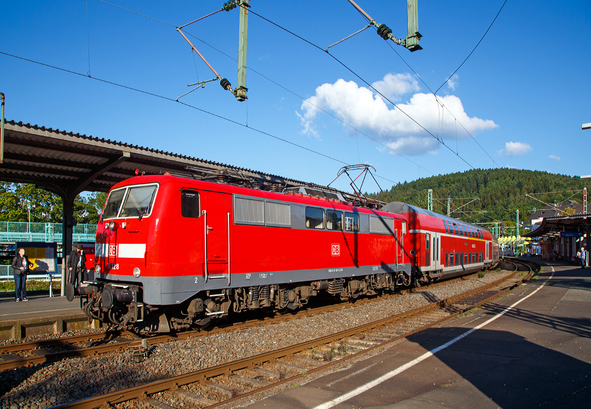 
Eine weitere Ansicht........
Die 111 128-5 (91 80 6111 128-5 D-DB) fährt mit dem RE 9 (rsx - Rhein-Sieg-Express) Siegen - Köln - Aachen am 10.09.2015 in den Bahnhof Betzdorf/Sieg ein. 