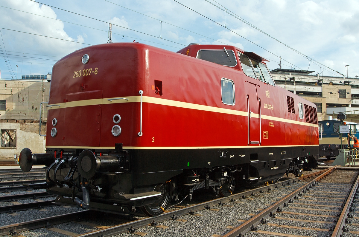 Eine weitere Ansicht...

Die 280 007-6 der DP Deutsche Privatbahn (Altenbeken), ex DB V 80 007 am 17.08.13 in Siegen beim Lokschuppenfest vom Sdwestflischen Eisenbahnmuseums.
