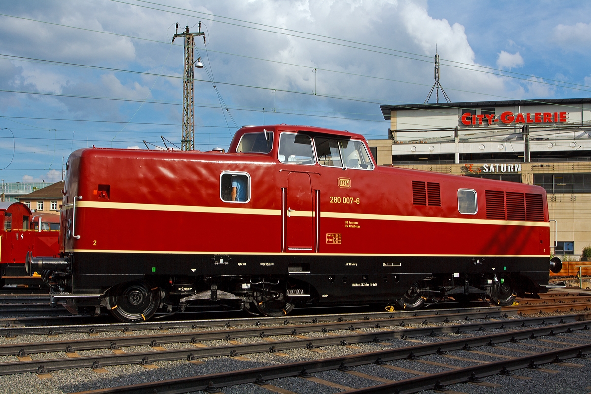 Eine weitere Ansicht...

Die 280 007-6 der DP Deutsche Privatbahn (Altenbeken), ex DB V 80 007 am 17.08.13 in Siegen beim Lokschuppenfest vom Sdwestflischen Eisenbahnmuseums.
