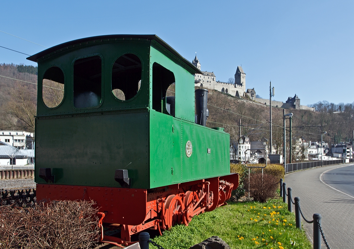 
Eine weitere Ansicht.....

Die Hohenzollern-1000mm-Dampflok Carl 13 der ehemaligen Kreis Altenaer Eisenbahn, am 08.03.2014 beim Bahnhof Altena als Denkmallok. 

Der C-Kuppler wurde 1907 von der Aktiengesellschaft für Lokomotivbau Hohenzollern in Düsseldorf unter der Fabriknummer 2241 gebaut und als Lok Nr. 13  Carl  an die Kreis Altenaer Eisenbahn  (KAE) geliefert, die Lok wurde 1960 ausgemustert und steht seit 1983 unter Denkmalschutz.

Oben auf dem Berg die Burg Altena.