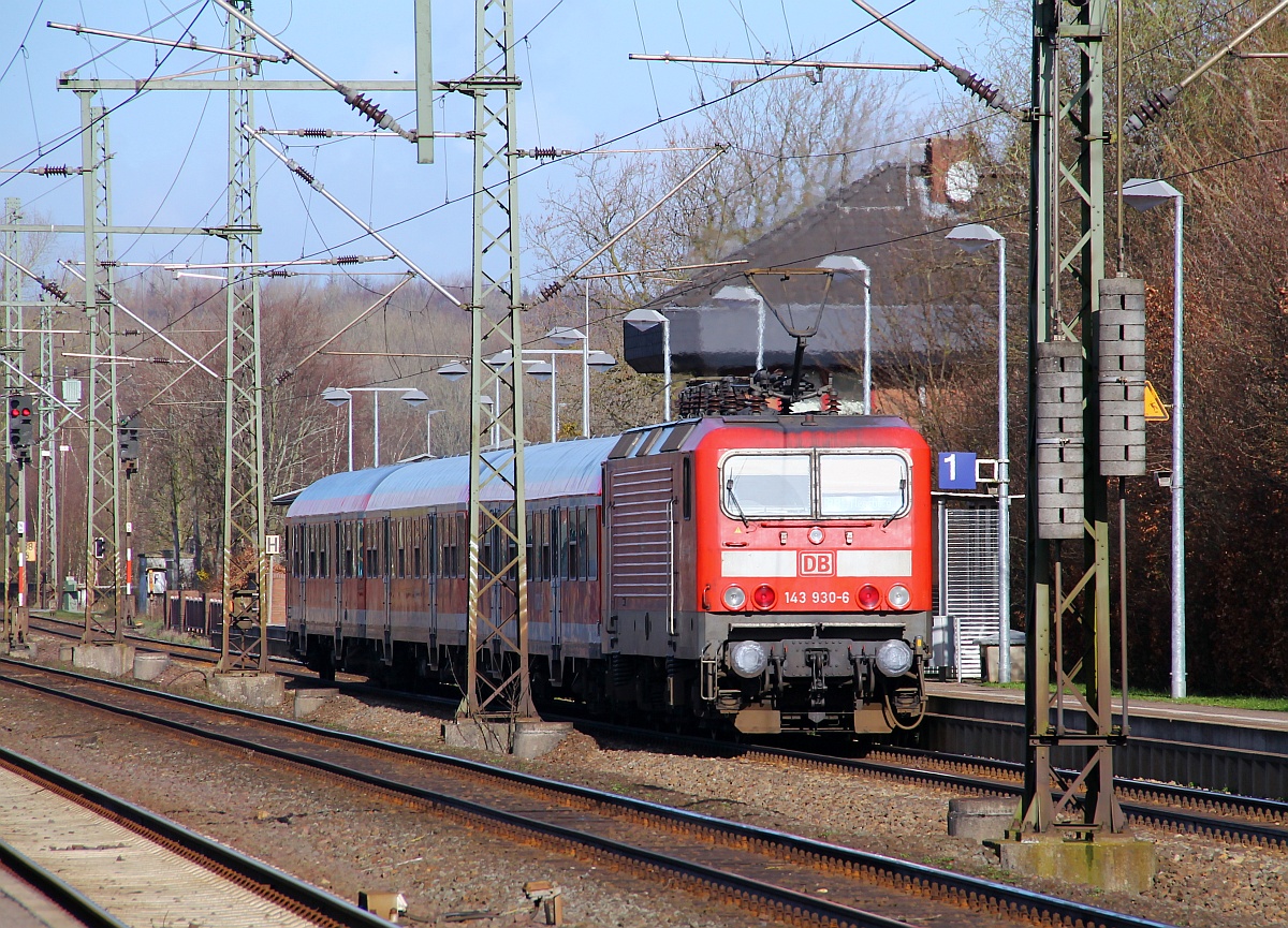 Eine weitere Ex-Triererin in Diensten der DB Regio S-H, 143 930-6 mit der RB nach Flensburg beim Halt in Schleswig. 24.03.2014