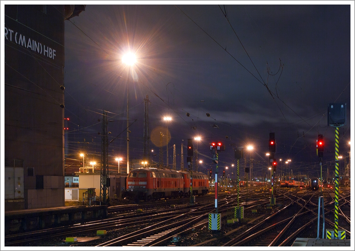 Einen ähnlichen Blick gab es schon am 07.12.2013, hier nun bei Nacht....

Blick vom Bahnsteig 12/13 auf das Vorfeld vom Hbf Frankfurt am Main am 29.12.2013 (1:34). 
In der Bildmitte (beim ehem. Stellwerk) sind die ICE-Schlepploks 218 824-1 und 218 833-2 der DB Fernverkehr AG abgestellt.
