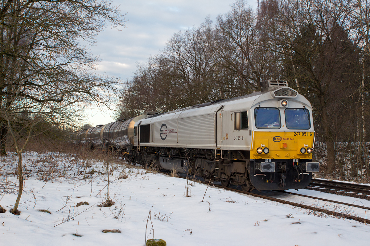 Einen Kreuzungshalt legte am 06.01.15 die 247 051-6 mit ihrem Kesselzug in Thann-Matzbach ein.