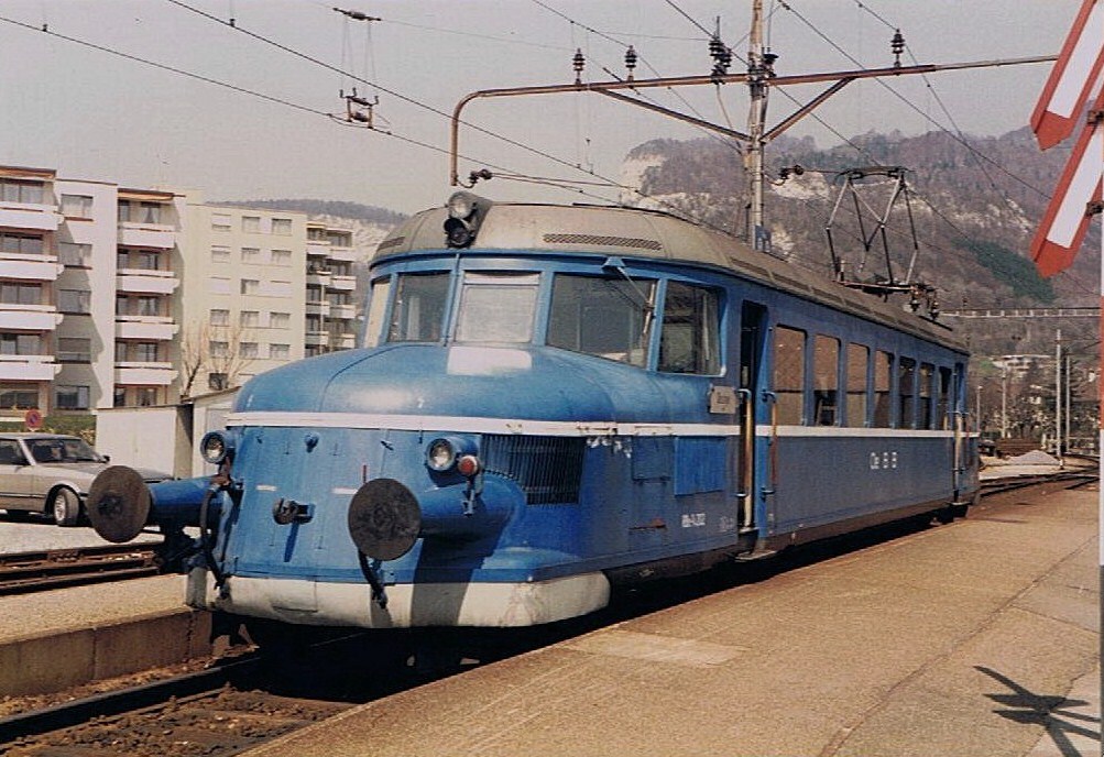 Einen  Roten Pfeil  lackierte die OeBB blau. Dieser besorgt den Verkehr auf der OeBB Strecke von Balsthal nach Oensingen.
Hier wartet der  Blaue Pfeil  in Oensingen auf Fahrgste nach Balsthal.
April 1985