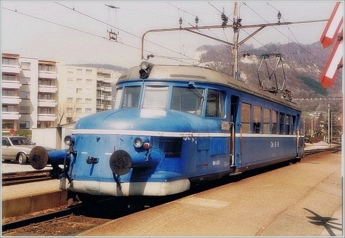 Einen  Roten Pfeil  lackierte die OeBB blau. Dieser besorgt den Verkehr auf der OeBB Strecke von Balsthal nach Oensingen.
Hier wartet der  Blaue Pfeil  RBe 2/4 202 (ex SBB RBe 2/4 1001) in Oensingen auf Fahrgäste nach Balsthal.
April 1985