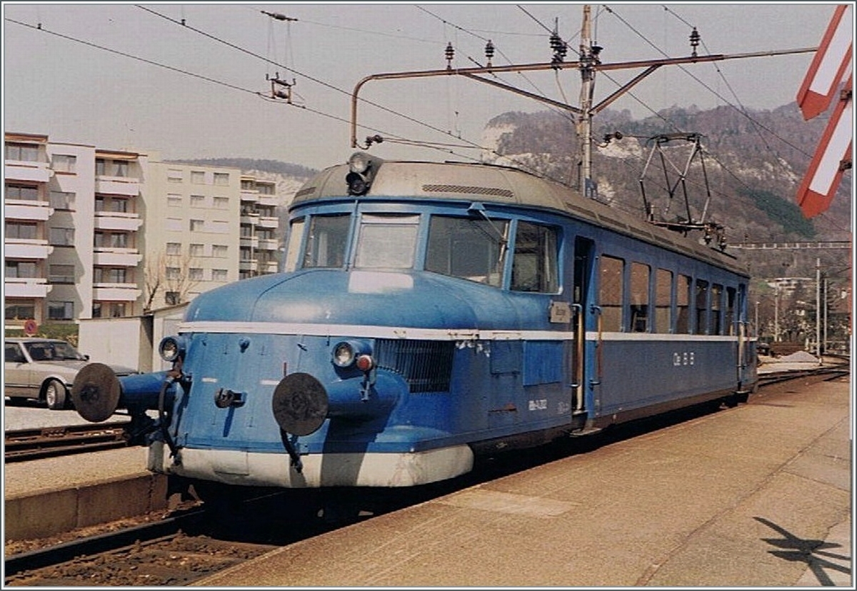 Einen  Roten Pfeil  lackierte die OeBB blau. Dieser besorgt den Verkehr auf der OeBB Strecke von Balsthal nach Oensingen. Hier wartet der  Blaue Pfeil  RBe 2/4 202 (ex SBB RBe 2/4 1001) in Oensingen auf Fahrgäste nach Balsthal.

April 1985