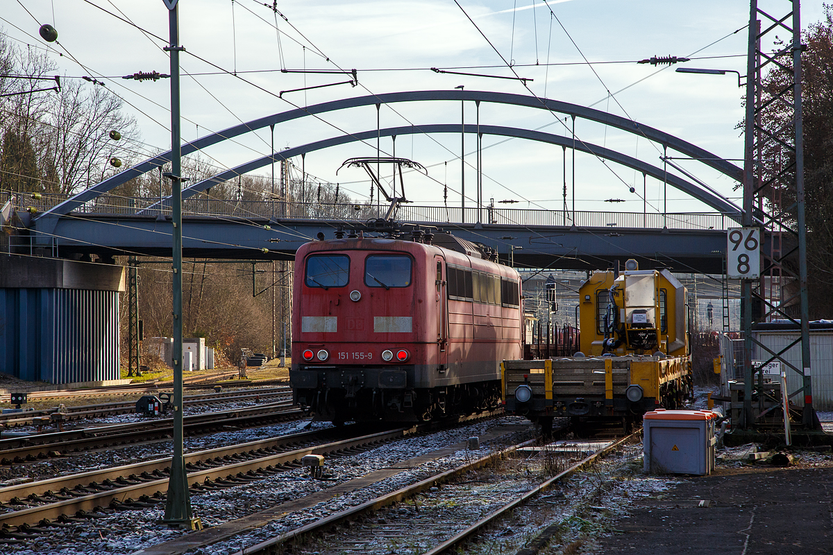 Einen so langen Gterzug habe ich noch nicht gesehen.....
Die an die DB Cargo AG vermietete Railpool 151 155-9 (91 80 6151 155-9 D-Rpool), schiebt am 22.12.2021, einen extrem lagen gemischten Gterzug (gezogen von der 185 361-3) durch Kreuztal in Richtung Siegen. 

Da der Zug so lang und wohl auch schwer war, wurde er von der 151 155-9 nachgeschoben. Das Gterzge auf der Ruhr-Sieg-Strecke (KBS 440) zwischen Altenhundem und Kreuztal nachgeschoben werden, kommt heute noch ab und an vor, enden aber (bzw. beginnen) in Kreuztal. Aber hier erfolgt der Nachschub weiter. Hier im Schiebedienst werden beide Lokomotiven mit Lokfhrer besetzt und bedient.

Es ist gut mglich dass die nachschiebende 151 155-9 mit Schraubenkupplung an den Zug gekuppelt war. 
