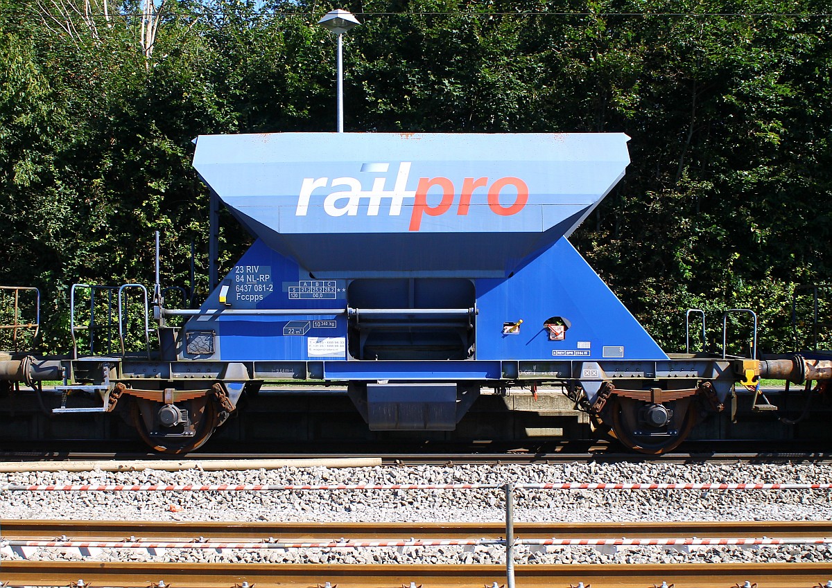 Einer der 12 Wagen die eingesetzt wurden um den Neuschotter nach Schleswig zu transportieren war der zweiachsige Selbstentladewagen der Gattung F(ccpps) der holländischen Firma RailPro registriert unter 23 RIV 84 NL-RP 6437 081-2. Schleswig 07.09.2015