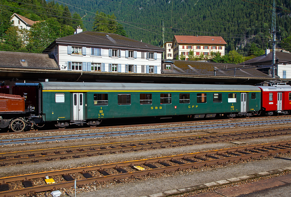 
Einer der letzten SBB EW II-Wagen....
Der Salon-Club-Wagen SR 610 (A 2302) SR 50 85 89-33 610-8 der SBB Historic, Depot Erstfeld, ein ehemaliger  SBB EW II 1.Klasse Personenwagen, ex A 50 85 18-33 584, ex SBB A 2585, am 02.08.2019 im Bahnhof Göschenen, im Zugverband eines Sonderzuges mit Gotthard Krokodil Ce 6/8 II 14253 (eigentlich Be 6/8 II 13253).

Der Einheitswagen II (EW II) wurde 1967 von SIG in Neuhausen gebaut, in den 1980er Jahren wurde er zum Salonwagen (Gesellschaftswagen) für den  Wilhelm-Tell-Express  umgebaut. Die Wagen hat 36 Plätze in freier Bestuhlung. 

TECHNISCHE DATEN:
Spurweite: 1.435 mm (Normalspur)
Länge über Puffer: 23.700 mm (B-Wagen 24.700)
Drehzapfenabstand: 17.600 mm
Achsabstand im Drehgestell: 2.500 mm
Laufraddurchmesser: 800 mm (neu)
Wagenbodenhöhe: 1.020 mm 
Eigengewicht: 32 t
Bremse: O-R 42t (K)

Die Einheitswagen II waren fast identisch mit den Einheitswagen I und auch im SBB-Grün lackiert. Äußerlich fallen sie durch nur noch halbhohe WC- und Einstiegsbereichsfenster auf. Im Gegensatz zu den EW I verfügen sie über doppelverglaste, aber ebenfalls einteilige und versenkbare Fenster. Des Weiteren weisen sie eine um 80 mm geringere Fußbodenhöhe auf als die EW I. Sie wurden zwischen 1965 und 1976 gebaut. 

Wie beim EW I erhielten die Wagen erster Klasse Drehgestelle mit Torsionsstabfederung, die übrigen Wagen Schlieren-Drehgestelle mit Schraubenfederung. Die Steuerwagen BDt sowie einige Wagen zweiter Klasse erhielten das Drehgestell SWP-71 von Schindler Waggon in Pratteln. 

In der zweiten Klasse wurde gegenüber dem EW I der Sitzabstand um 10 cm pro Abteil vergrößert 1.750 mm statt 1.650 mm, daraus resultierte auch eine Wagenlänge von 24,7 m für den B EW II (gegenüber 23,7 m beim B EW I). In der ersten Klasse blieben Sitzteiler bei 2.060 mm und somit auch die Wagenlänge von 23,7 m.