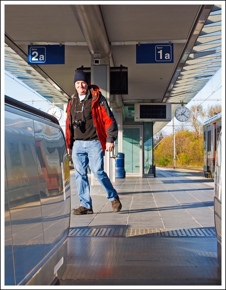 Einer der sieben Zwerge hat sich wohl verlaufen....;-) 
Gesehen am 23.11.2013 im Bahnhof  Brügge (Brugge).