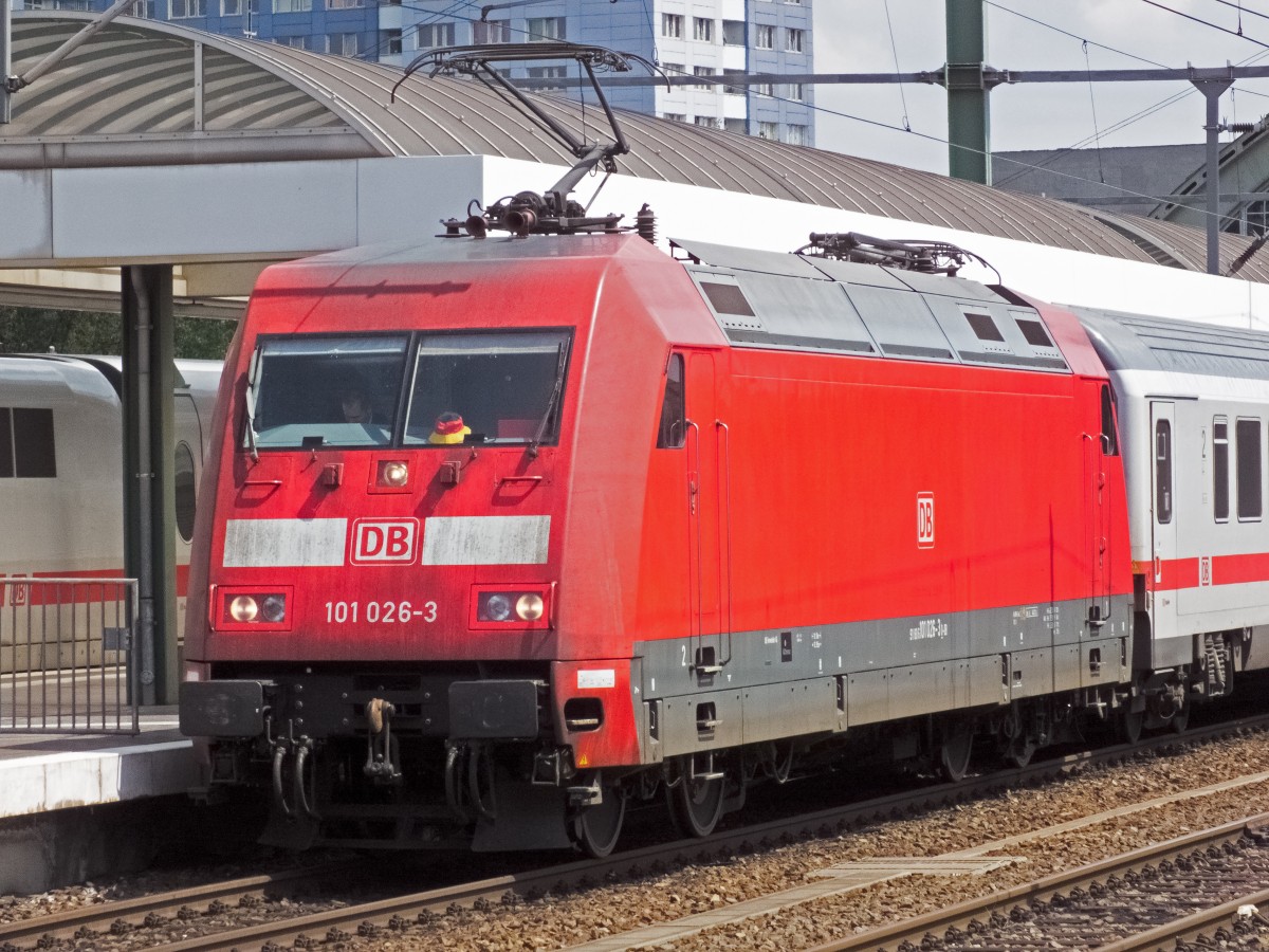 Eines fiel an IC 2385/2223 dann doch auf. Was liegt denn da im Führerstandsfenster? Ach, ein Schland-Hut. Der ist durchaus angebracht, denn etwa zeitgleich ließ sich die deutsche Fußballnationalmannschaft vor dem Brandenburger Tor für den erreichten Weltmeistertitel feiern. 