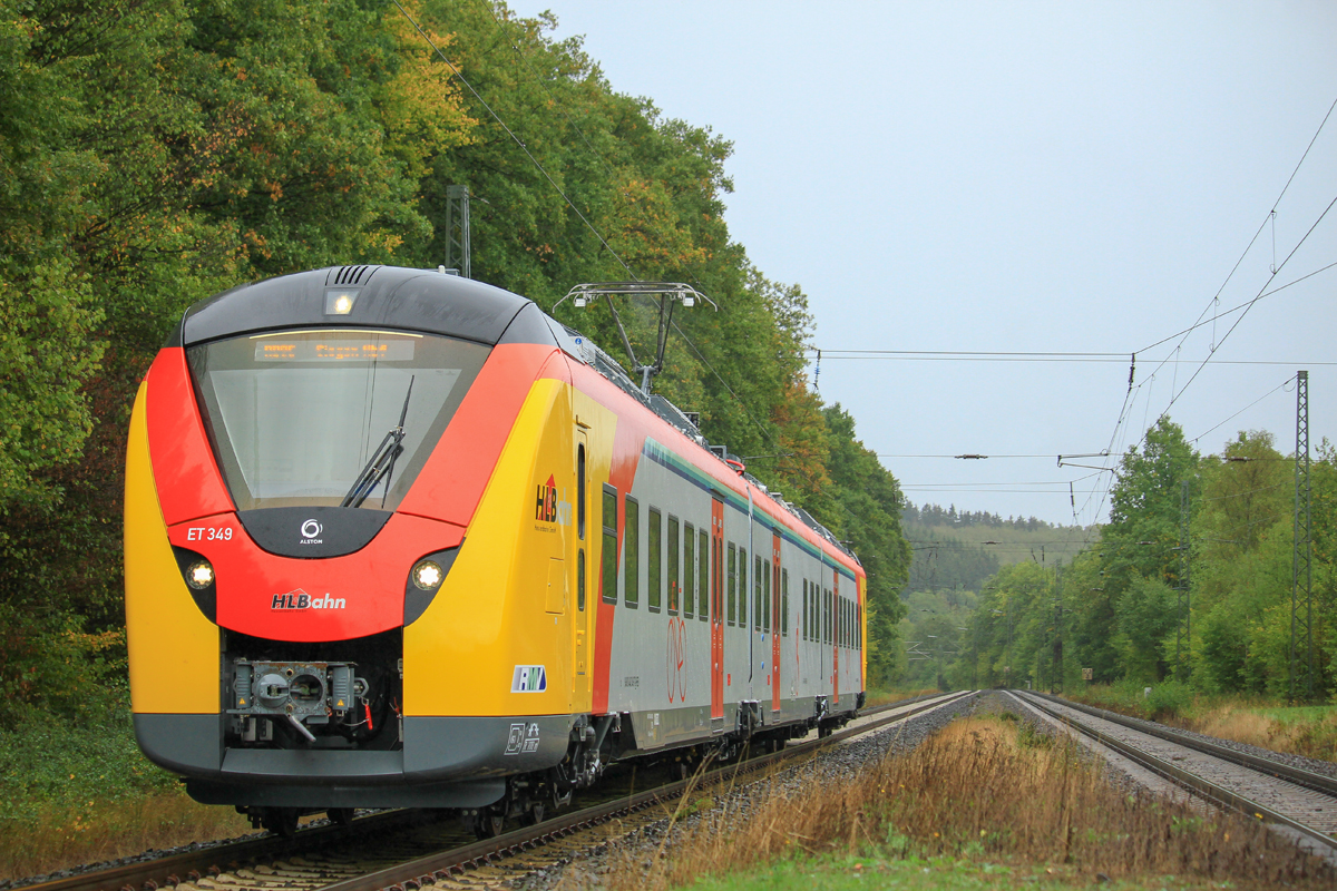 Einfach herrliche Fahrzeuge...

Seit 6.September pendelt jeweils ein Umlauf von HLB-1440ern im Probebetrieb Montags-Freitags zwischen Dillenburg und Siegen. Heute Nachmittag konnte ich diesen endlich vernünftig fotografisch festhalten, nachdem ich bereits einige Male mit gefahren bin.

Zu sehen ist ET 349 (94 80 1440 349-7 D-HEB) der Hessischen Landesbahn auf dem Weg als RB 95 von Dillenburg nach Siegen, hier bei der Einfahrt in Dillbrecht.