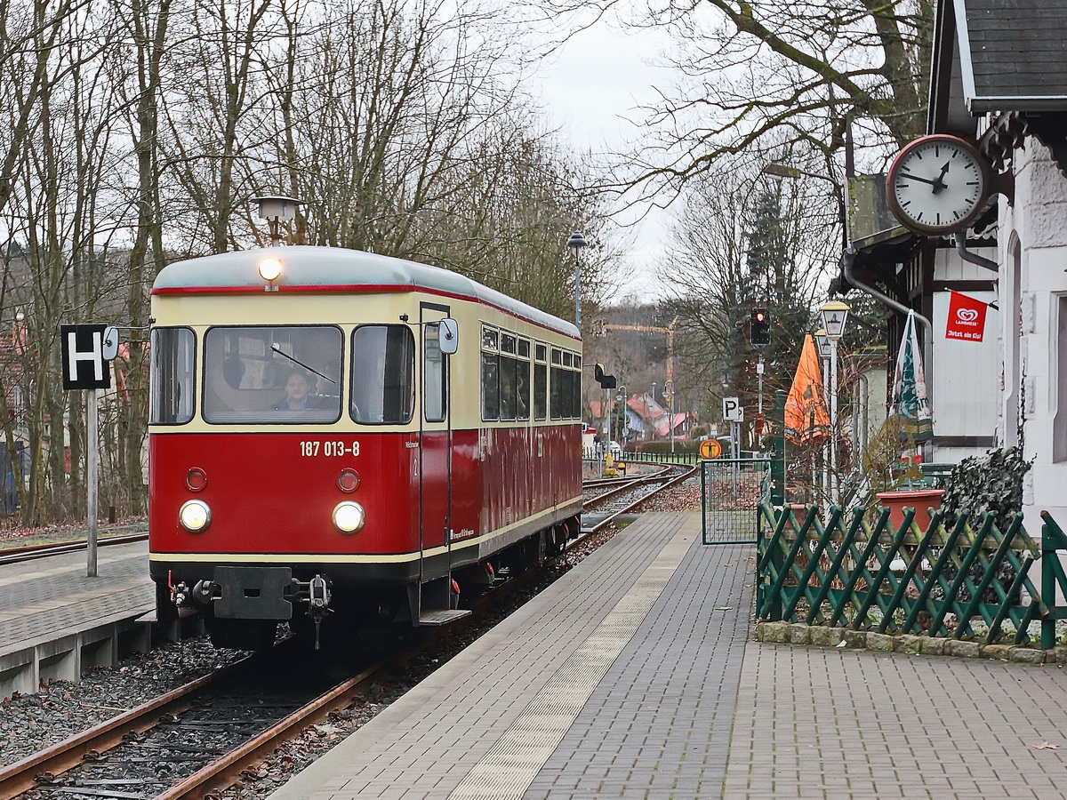 Einfahrt 187 013-8 in den Bahnhof Ilfeld als HSB 8972 am 30. Januar 2016 zur Weiterfahrt nach Quedlinburg.

