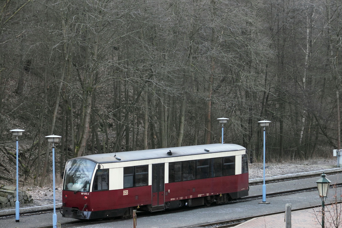 Einfahrt 187 015-3 in den Bahnhof Alexisbad am 25. Februar 2014 als HSB 8961 zur Weiterfahrt nach Harzgerode.