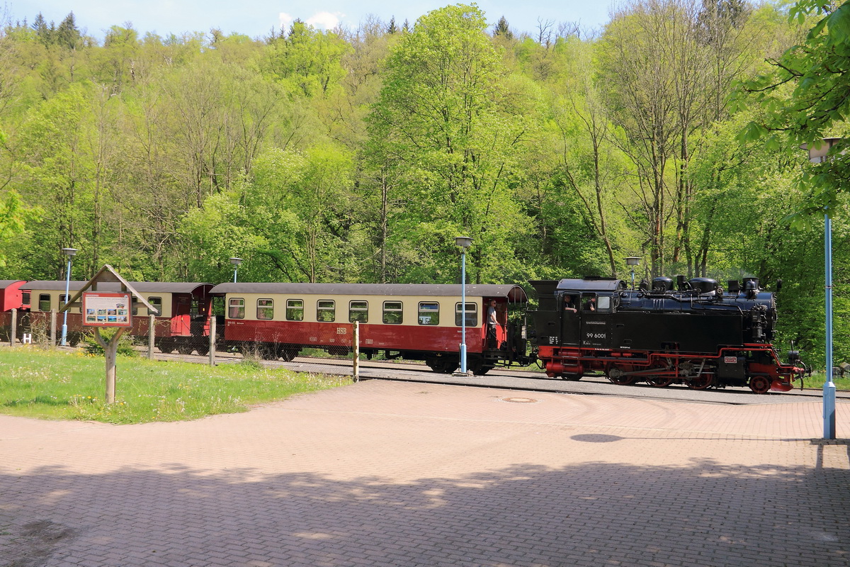 Einfahrt 99 6001 in den Bahnhof Alexisbad am 18. Mai 2017.