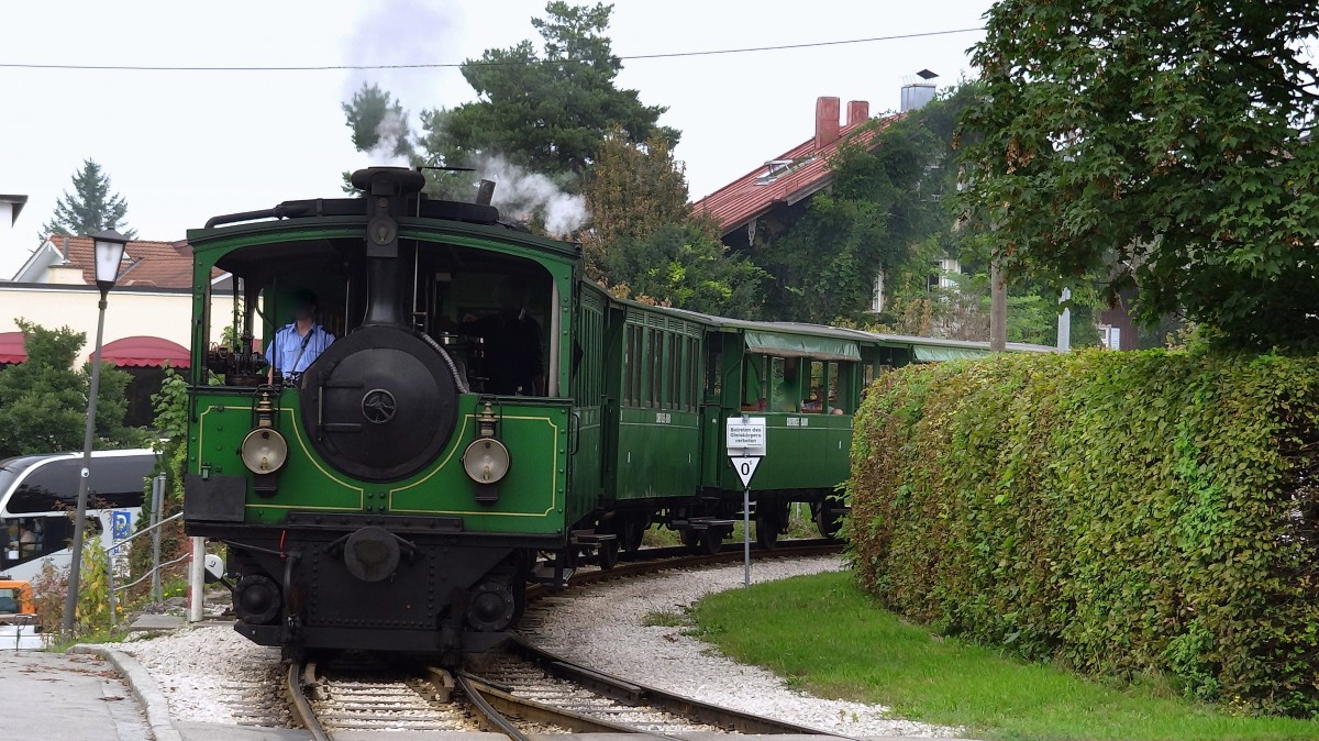 Einfahrt der Chiemseebahn in den Bahnhof Prien-Chiemseebahnhof.
Aufgenommen im September 2014.