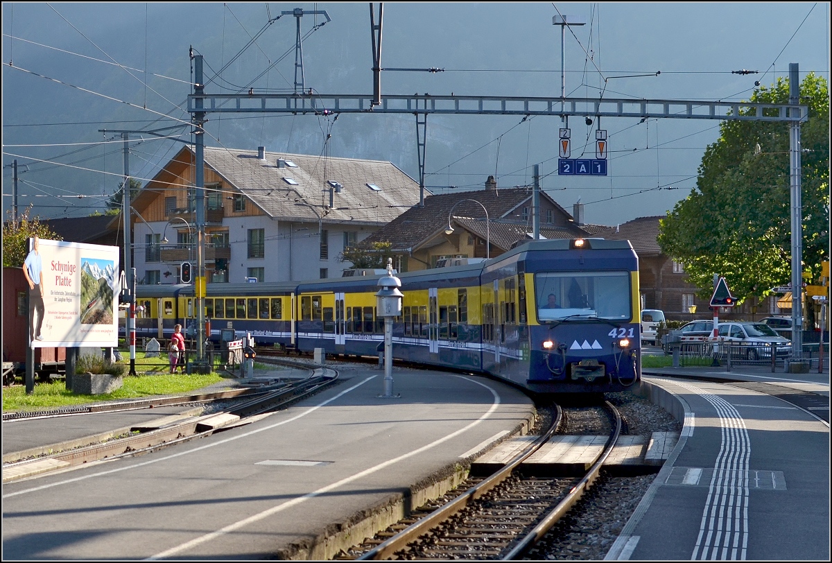Einfahrt des erstaunlich langen Zuges der Berner-Oberland-Bahn steuerwagenvoraus nach Wilderswil. links die Gleise der Schynige-Platte-Bahn. Oktober 2011.