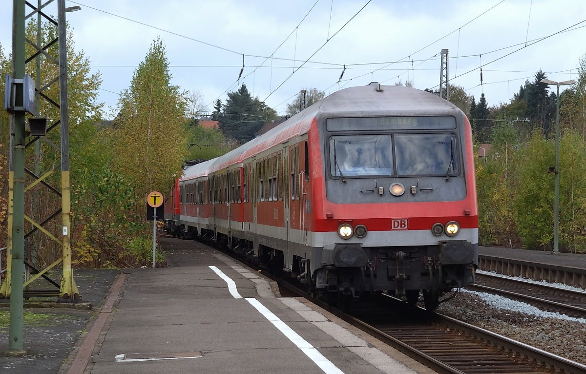 Einfahrt des RE nach Bamberg in den Bahnhof von Haßfurt.
Aufgenommen im Oktober 2014.
