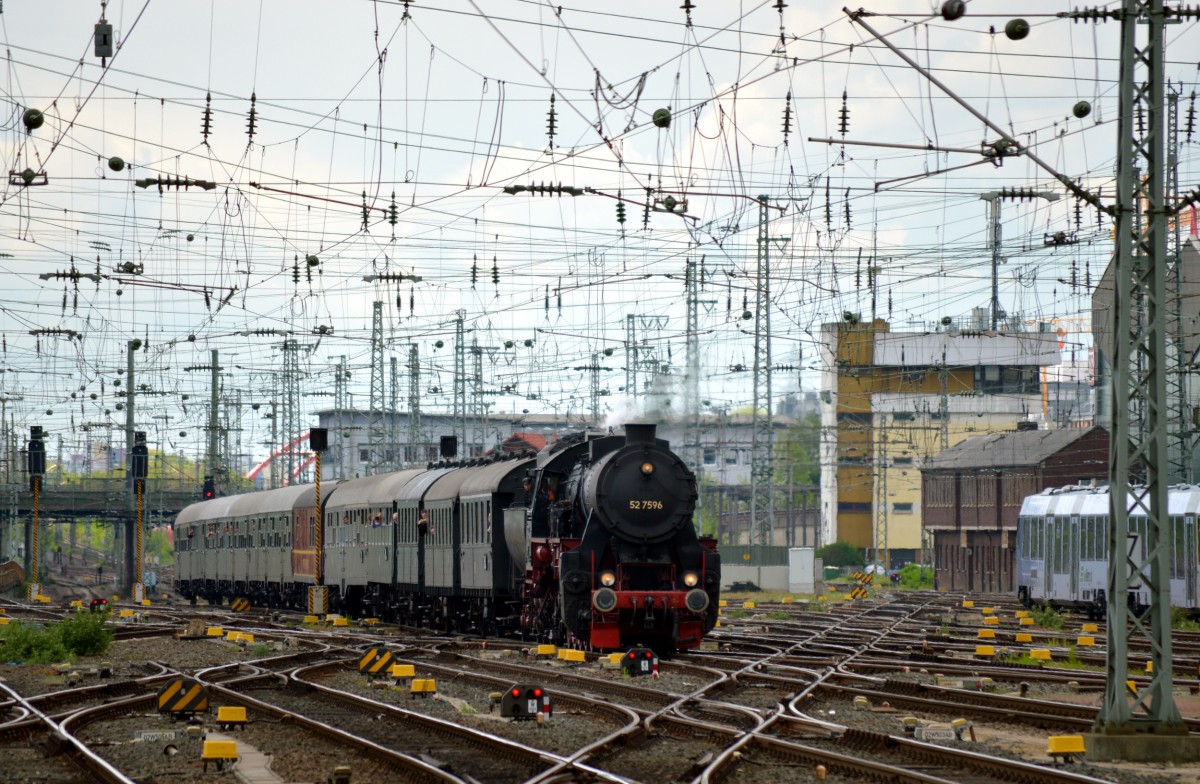 Einfahrt des Sonderzuges des Eisenbahnmuseum W�rzburg mit der 52 7596 (Eisenbahnfreunde Zollernbahn) in den Frankfurter Hbf am 26.04.2015.