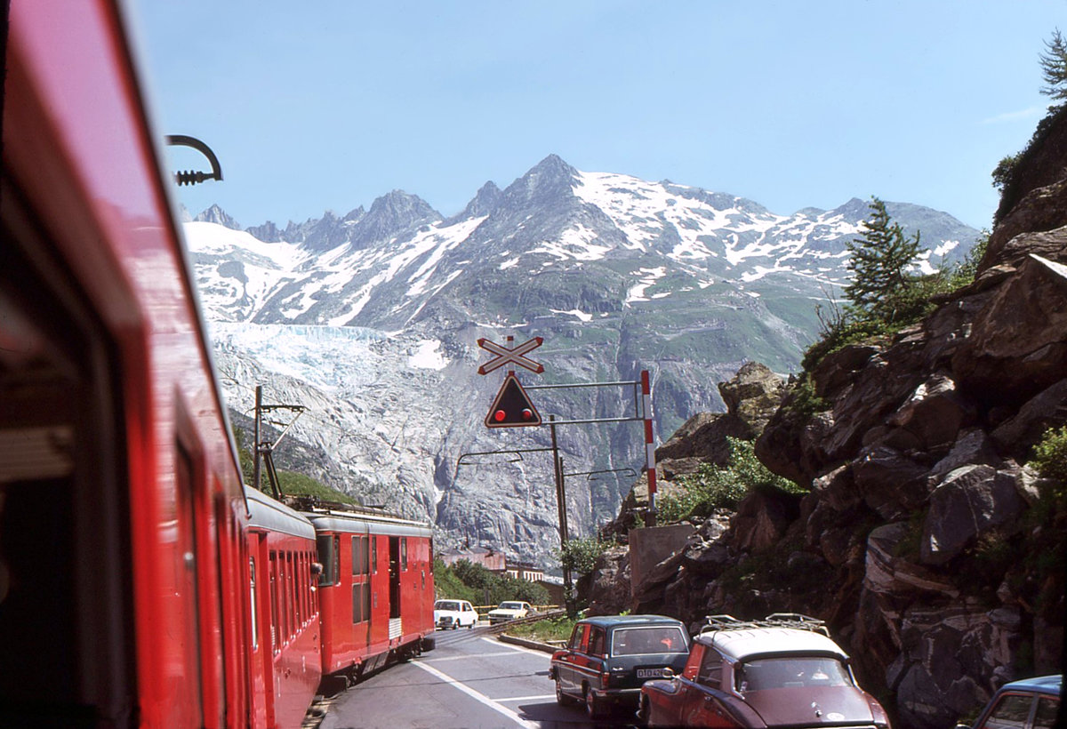 Einfahrt eines FO-Zuges mit Triebwagen 53 in Gletsch, mit schöner Sicht auf den Rhonegletscher. 28.Juli 1975 