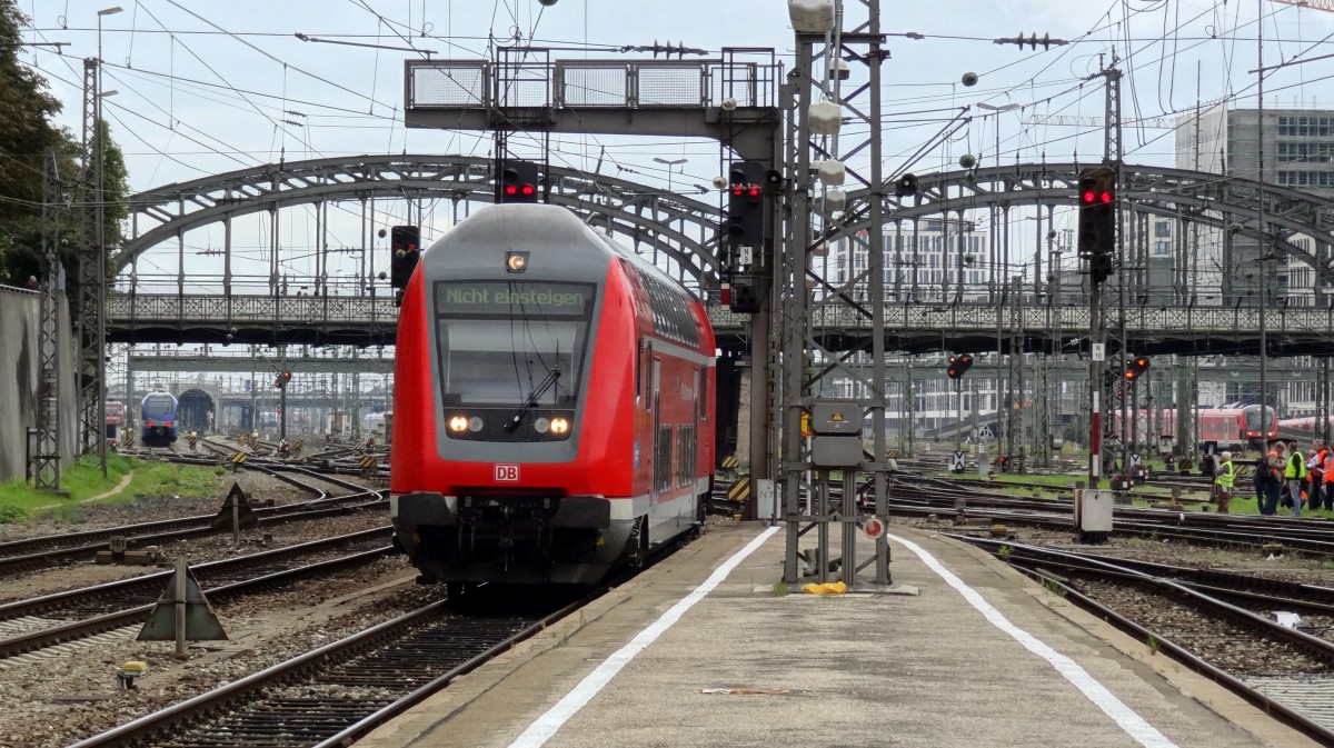 Einfahrt eines RE aus Landshut in dem Münchner Hbf.
Aufgenommen im September 2014.