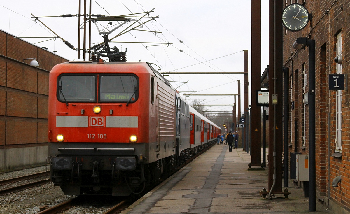 Einfahrt für 112 105 und 110 350 mit dem D 304 in Pattburg. 12.02.2023 D.S/M.S