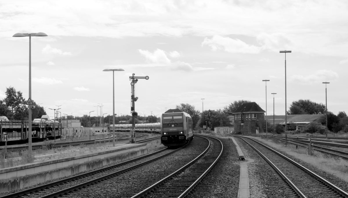 Einfahrt für den RE6 mit 245 212 und 245 203 in der Mitte in Niebüll. 01.09.2019