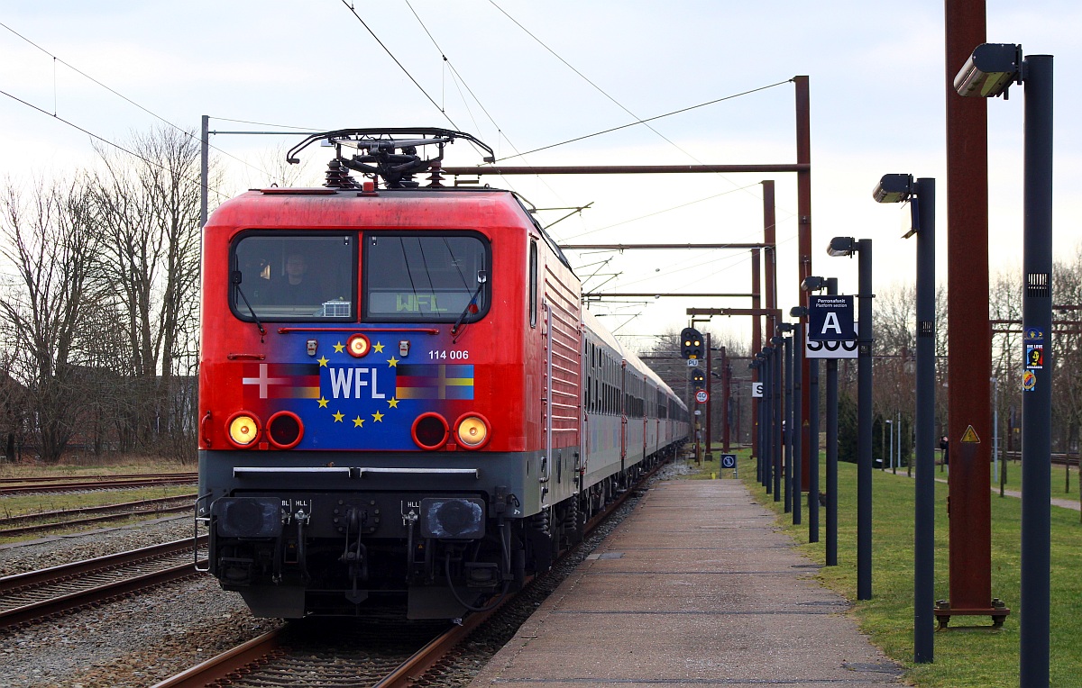 Einfahrt für den Snälltåget D 304 (Salzburg Hbf-Malmö Central) mit Zuglok WFL 114 006-0 in Pattburg/DK 06.03.2022 III