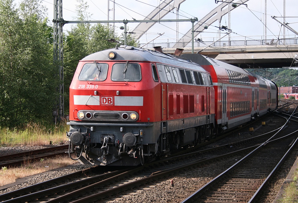 Einfahrt in den Hbf Kiel, der RE aus Lübeck mit der Zuglok 218 339-0. Kiel 23.06.12