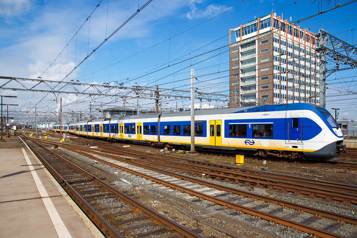 
Einfahrt zweier gekuppelter NS Sprinter Light Train (vorne BR 2600 - sechsteilig / hinten BR 2400 - vierteilig) am 31.03.2018 in den Bahnhof Amsterdam Centraal.