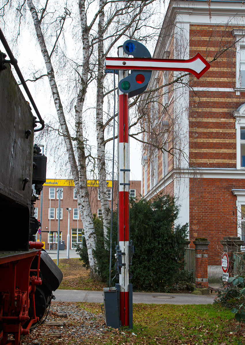 
Einflügeliges bayerisches Hauptsignale (der königlich bayerischen Staatsbahnen) als Denkmal (bei der Denkmallok 98 507) am 29.12.2016 vorm Hauptbahnhof Ingolstadt. 

Hier wird das Signalbild (Signal 7)  Halt ! gezeigt.
Vom Zuge aus gesehen steht der Signalflügel waagerecht nach rechts, bei Dunkelheit dem Zuge entgegen rotes Licht der Signallaterne)   

Andere Signalbild sind: 

Signal 8a  -  Fahrt frei!
Das Signal erlaubt die Fahrt mit der im Fahrplan zugelassenen Geschwindigkeit. 

Signalbild wäre dann:
Vom Zuge aus gesehen steht der Flügel unter einem Winkel von etwa 45°aufwärts nach rechts, bei Dunkelheit dem Zuge entgegen grünes Licht der Signallaterne.

Signal 8 Ru  -  Ruhesignal
Auf dem Gleis ruht der Zugverkehr. Das Signal »Ru« zeigt an, dass auf dem Gleis rangiert werden darf. Das Signal gibt jedoch keinen Fahrauftrag. 
Signalbild wäre dann:
Der Signalflügel des einflügeligen Ausfahrsignals zeigt dann senkrecht nach unten. Bei Dunkelheit zeigt die Signallaterne blaues Licht.

Die bayerischen Haupt- und Vorsignale unterscheiden sich ganz erheblich von den preußischen bzw. DRG-Normalausführungen. Der markanteste Unterschied liegt in der Form des Hauptsignalflügels mit seiner rautenförmigen Spitze. Die Laternengläser für das Signalbild  Halt  sind mittig im Signalflügel angeordnet. Der zweite Flügel hat wiederum eine abweichende Form mit durchgehend, rote Streifen. 

Das bayerisches Hauptsignale verschwand 1975 ganz von deutschen Gleise.