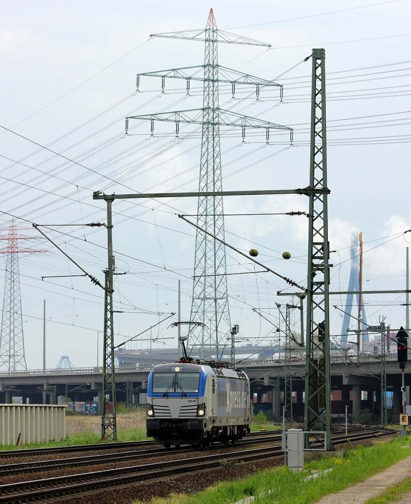 Eingerahmt...im Hochformat durchaus möglich und wie ich finde auch recht ansehnlich der BoxXpress Vectron 193 881-0 in Hamburg Waltershof am Umspannwerk. 09.05.2015