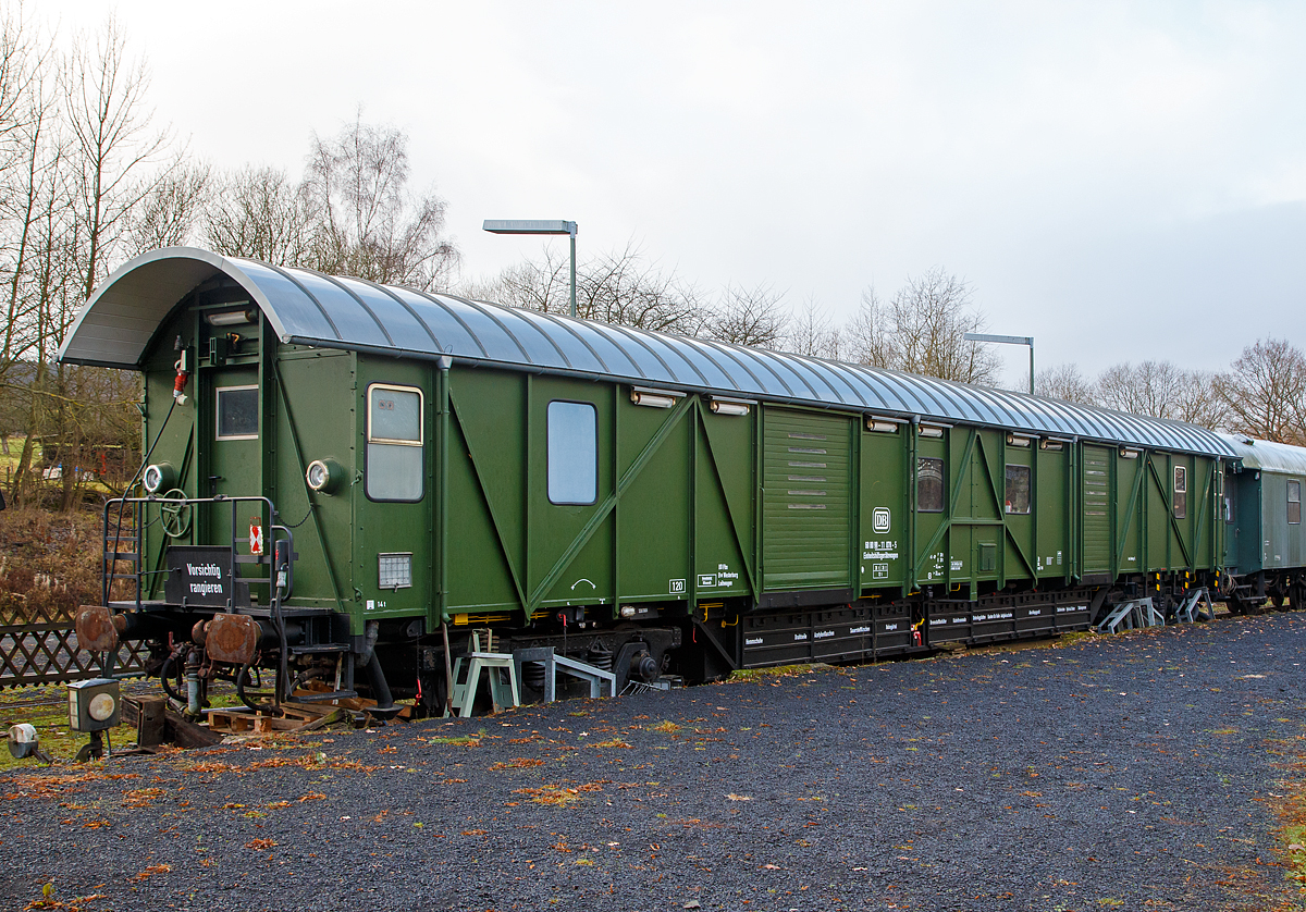 
Einheitshilfsgerätewagen  der Bauart 388, Fahrzeugnummer 60 80 99 - 11 07- 5, ex DB Stg 5603, als Denkmal-Wagen beim Bahnhof Wilsenroth am 02.12.2016. 

Die Wagen wurden vorzugsweise bei Hansa Waggon Bremen aus Teilen zerlegter MCi 43 sowie alten brauchbaren Drehgestellen amerikanischer Bauart ( Schwanenhals ) neu aufgebaut.  Die MCi wurden zerlegt und die verwendbaren Profile auf ein neues Untergestell gesetzt. Anschließend kamen neue Bretterverkleidungen, Fenster, Türen und natürlich eine vollständig andere Inneneinrichtung dazu. 

Technische Daten:
Baujahr: 1962
Spurweite: 1.435 mm (Normalspur)
Länge über Puffer: 23.000 mm 
Drehzapfenabstand:: 15,500 mm
Achsanzahl: 4 
Eigengewicht: 35.400 kg 
Zul. Höchstgeschwindigkeit: 120 km/h