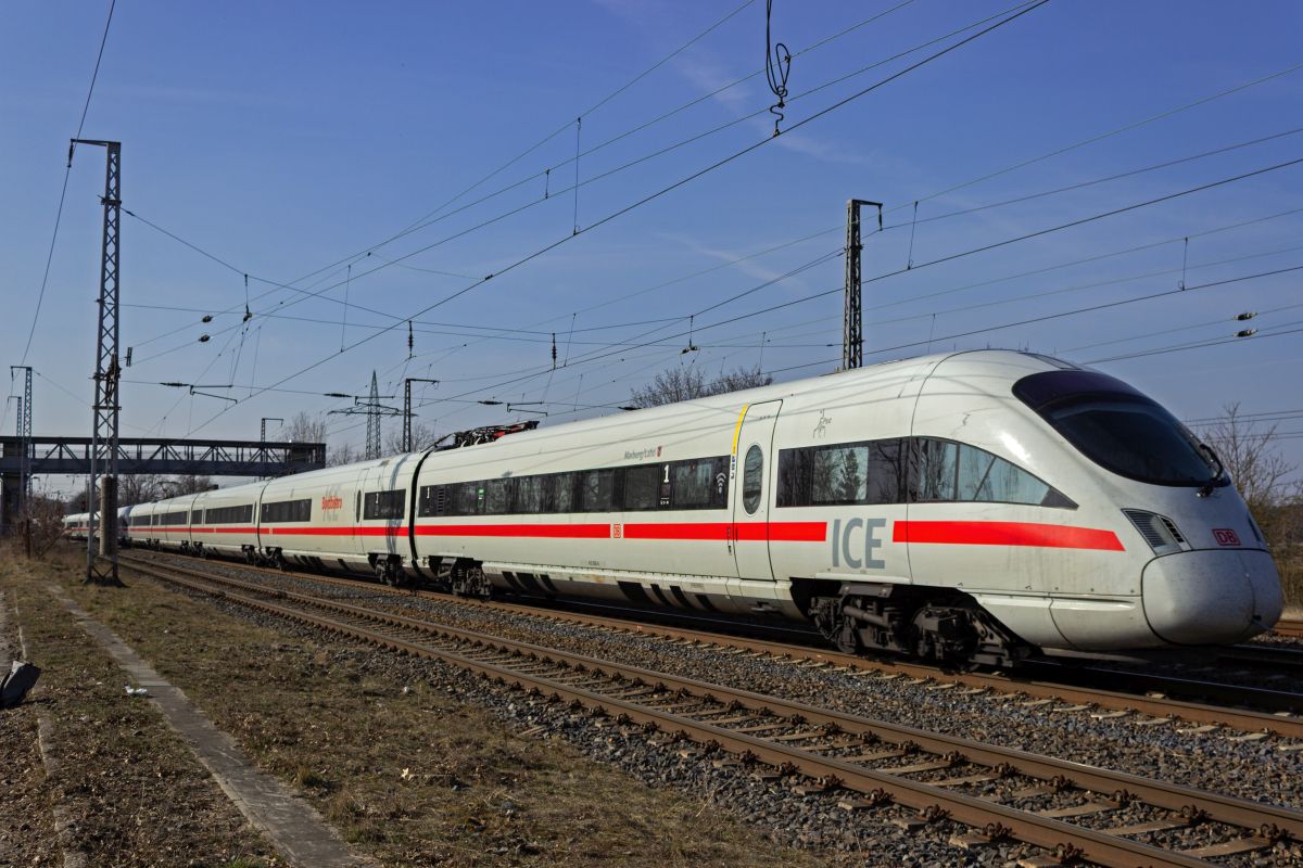 Einige �ltere ICE-Bauarten n�hern sich dem Ende ihrer Einsatzzeit. W�hrend es f�r die Mehrsystemvariante des ICE3, die Baureihe 406 bereits zu Ende gegangen ist, halten sich die kurzen ICE T der Baureihe 415 aktuell noch gerade so �ber Wasser. Die Triebz�ge sind auf einzelnen Leistungen als zweiter Zugteil mit ihren gr��eren Geschwistern der Baureihe 411 unterwegs, so wie hier 415 005 am 10.03.25 in Saarmund.