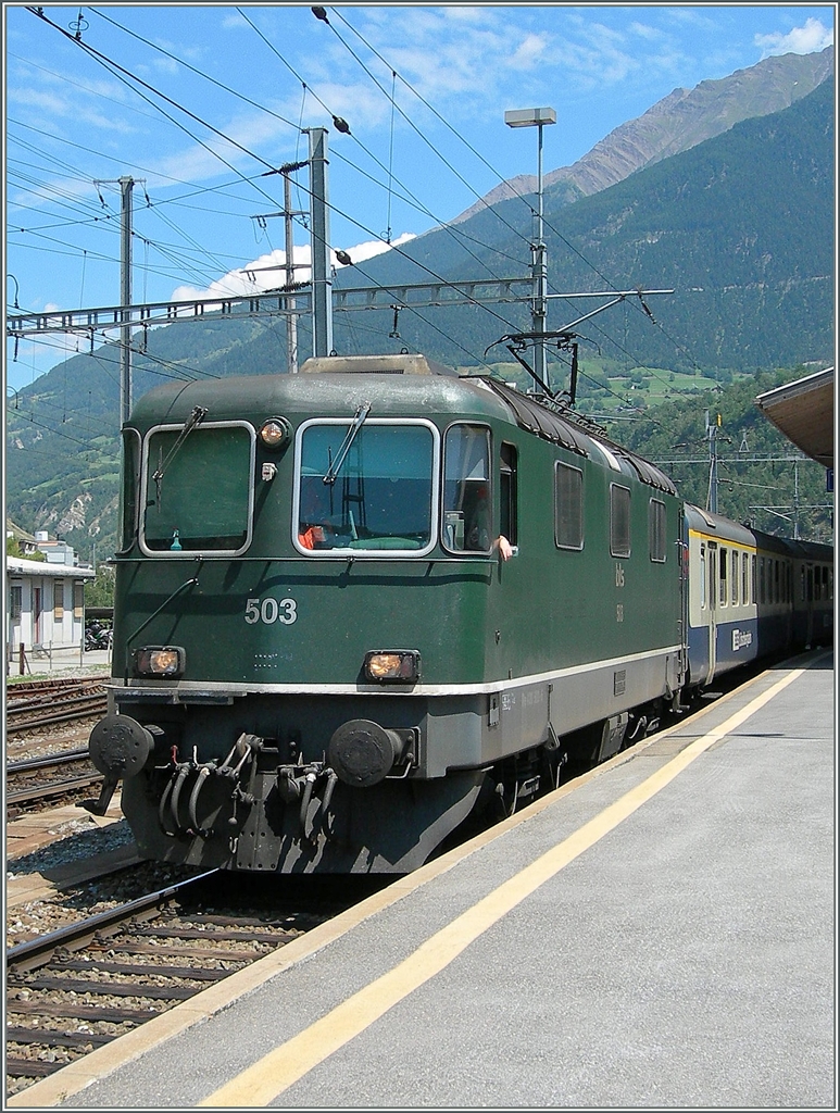 Einige von der BLS übernommenen SBB RE 4/4 II verkehrten in den Originalfarben, jedoch mit BLS Beschriftung und ohne das Schweizer Wappen auf der Stirnfront.
Brig, den 11. Juli 2006 