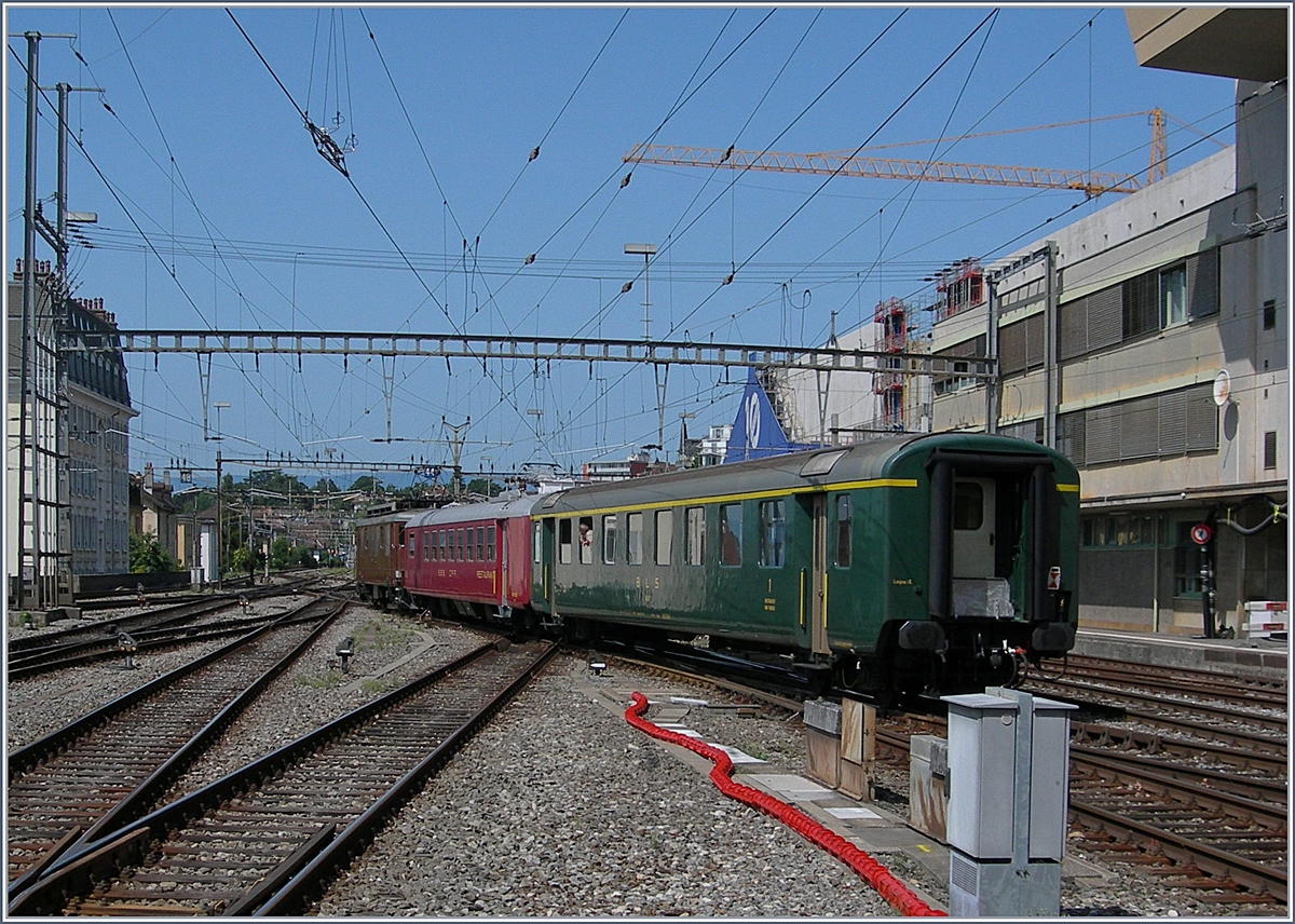 Einmal mehr bot das  Gleis 2  in Lausanne eine freudige Überraschung, wenn auch kaum Zeit bleib, diese fotografisch gebührend festzuhalten: die BLS Ae 4/4 251 mit eine SBB WR und einem BLS EW I fährt nach einem kurzen Halt auf die Abstellgleise im westlichen Bahnhofsvorfeld. 26. August 2017