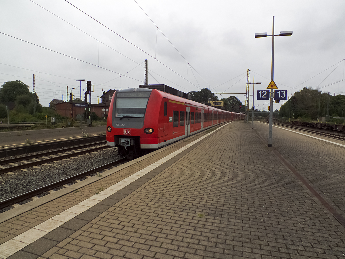 Einmal pro Stunde hat Minden Anschluss an das Hannoveraner S-Bahn-Netz. Die S1 aus Haste hat hier nämlich ihren westlichen Endpunkt. Etwas verwirrend mag auf den ersten Blick wirken, dass Minden und Haste weniger als 40 Bahnkilometer auseinanderliegen. Des Rätsels Lösung: Die S1 fährt ab Haste einmal im Kreis rund um und durch Hannover, bevor sie erneut durch Haste kommt und nach Minden weiterfährt. 424 040 und 425 276 hatten diese Tour am 10.09.14 schon hinter sich.