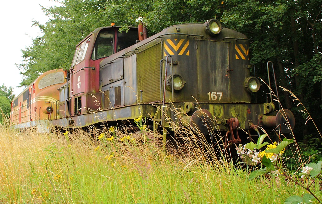 Einsam und verlassen stehen die Mx 1030 Ellen(reiner Ersatzteilspender) und die ehemalige DSB MT 167(sollte wieder aufgebaut werden) auf den Museumsgleisen der ContacRail in Padborg abgestellt. Der Zugang hierzu ist ffentlich mglich. Padborg 21.07.12