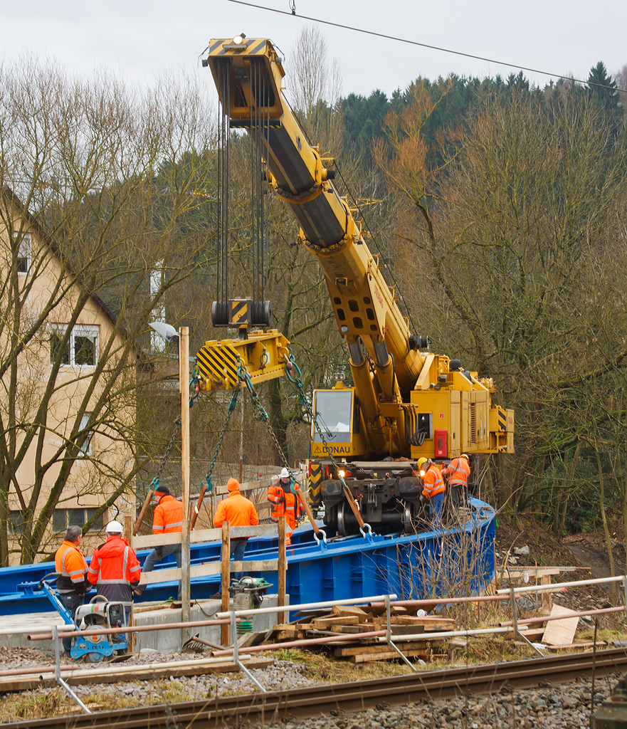 
Einsatz von dem 150 t Kirow Gleis- und Weichenbaukran KRC 1200+ (ein Kirow MULTI TASKER KRC 1200+) 99 80 9419 005-0 D-STRA  „DONAU“  (ex 97 82 55 508 17-5) der STRABAG RAIL GmbH, bei der Montage am 20.12.2014 vom Brckenoberbau der KSW Eisenbahnbrcke ber die Sieg in Siegen.

Ausfhrliche Beschreibung siehe: http://hellertal.startbilder.de/bild/deutschland~unternehmen~ksw-kreisbahn-siegen-wittgenstein-ehem-siegener-kreisbahn/392524/der-ksw-bahnhof-siegen-eintracht-betriebsbereich-eisern-siegener.html