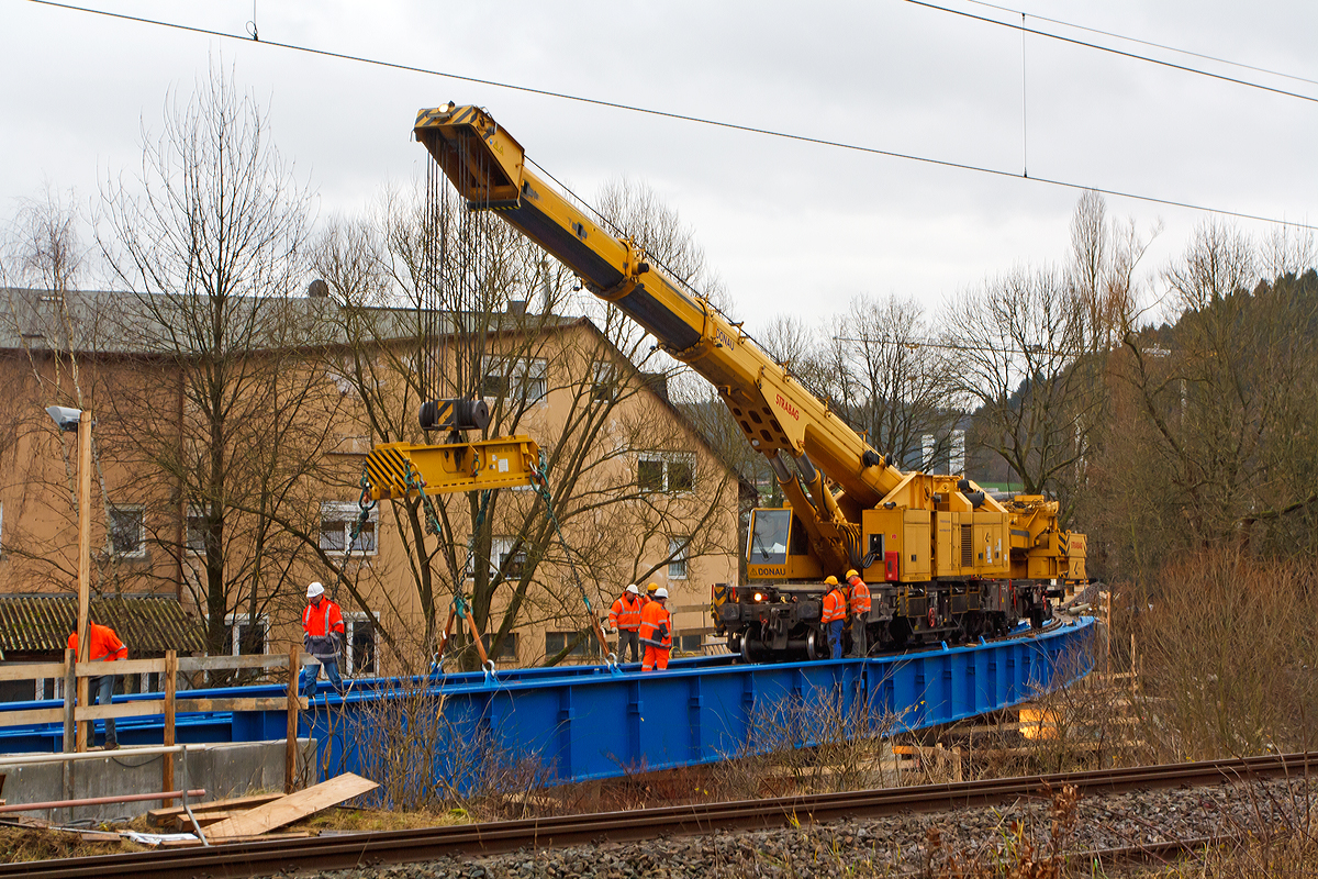 
Einsatz von dem 150 t Kirow Gleis- und Weichenbaukran KRC 1200+ (ein Kirow MULTI TASKER KRC 1200+) 99 80 9419 005-0 D-STRA  „DONAU“  (ex 97 82 55 508 17-5) der STRABAG RAIL GmbH, bei der Montage am 20.12.2014 vom Brckenoberbau der KSW Eisenbahnbrcke ber die Sieg in Siegen.

Ausfhrliche Beschreibung siehe: http://hellertal.startbilder.de/bild/deutschland~unternehmen~ksw-kreisbahn-siegen-wittgenstein-ehem-siegener-kreisbahn/392524/der-ksw-bahnhof-siegen-eintracht-betriebsbereich-eisern-siegener.html
