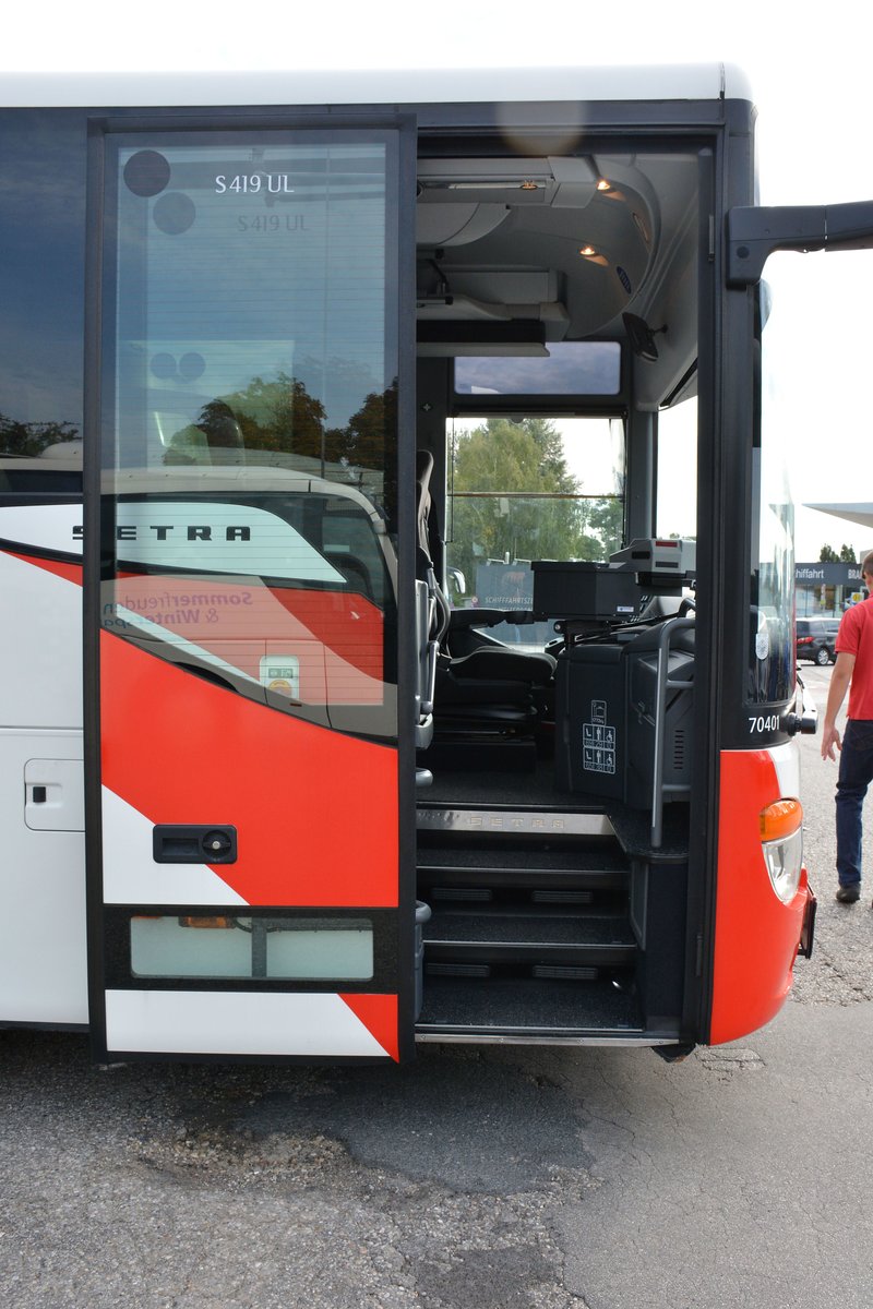 Einstieg vorne im Setra 319 UL von Blaguss Reisen aus Wien in Krems gesehen.