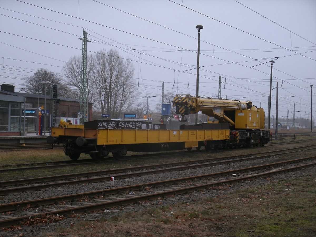 Eisenbahndrehkran aus DDR Produktion mit Schutzwagen,am 11.Dezember 2013,in Bergen/R�gen.